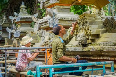 Bali, Endonezya - 05 Nisan 2017: Çimento, Ubud Bali sanat yapmak için bir keski Endonezya'da bulunan kimliği belirsiz iki kullanarak