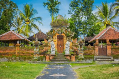 Bali, Endonezya - 05 Nisan 2017: Bali, Endonezya'da Ubud tapınağa girmek için Gate