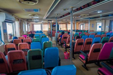 Bali, Endonezya - 05 Nisan 2017: insanların oturduğu feribot gezileri sırasında Ubud Bali Endonezya yer alan güzel bir mavi gökyüzü ile ortak kullanım alanı