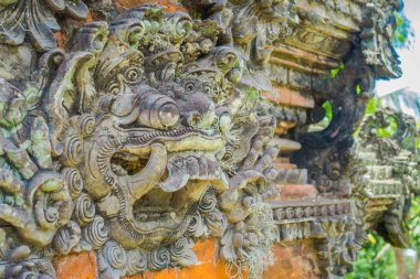 Bali, Endonezya - 05 Şubat 2017: Stoned heykel Pura Ulun Danu Bratan Tapınağı Bali Adası, Endonezya girin