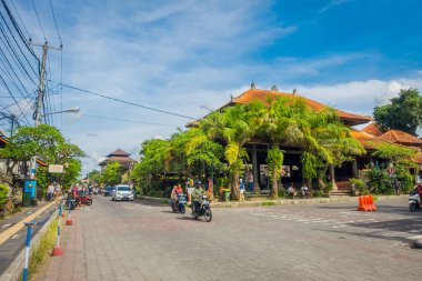 Bali, Endonezya - 05 Nisan 2017: Ubud, Bali yolda gidiş motosikletçi