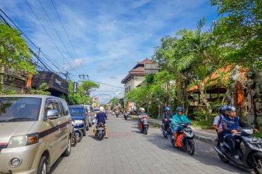 Bali, Endonezya - 05 Nisan 2017: Ubud, Bali yolda gidiş motosikletçi