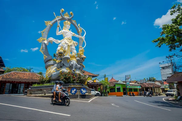 诸路口惹拉雅乌布在 Peliatan，印度尼西亚巴厘岛，巴厘岛-2017 年 4 月 5 日： 精美的雕像 — 图库照片