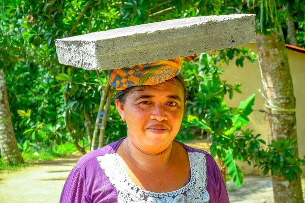 BALI, INDONESIA - 05 APRILE 2017: Le donne camminano nelle risaie con un cesto in testa a Ubud, Bali, Indonesia — Foto Stock