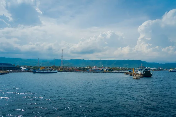 BALI, INDONESIA - 05 DE ABRIL DE 2017: Hermosa vista del puerto desde el ferry en Ubud, Bali Indonesia — Foto de Stock