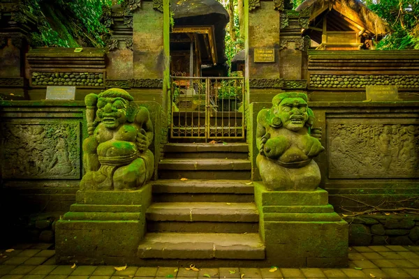Figuras apedreadas en la entrada del Monkey Forest Sanctuary, una reserva natural y complejo de templos hindúes en Ubud, Bali, Indonesia —  Fotos de Stock