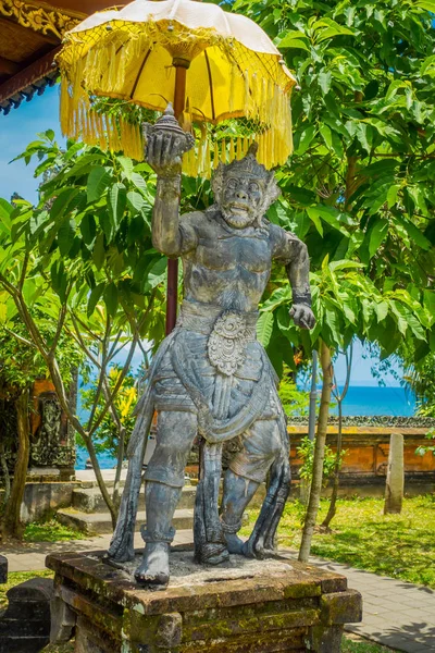 Балі, Індонезія - 05 березня 2017: Мавпа камінням статуя короля в полі введіть Pura фоні тропічних пейзажів поблизу Danu Bratan храм на острові Балі, Індонезія — стокове фото