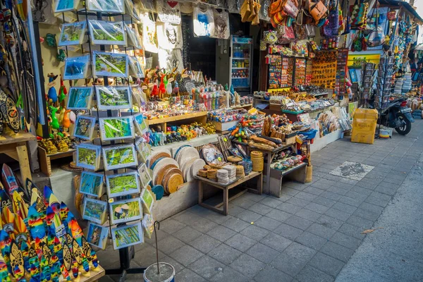 BALI, INDONESIA - 16 DE MARZO DE 2016: Vista de las actividades comerciales y comerciales del mercado principal en la ciudad de Ubud en la isla de Bali Indonesia — Foto de Stock