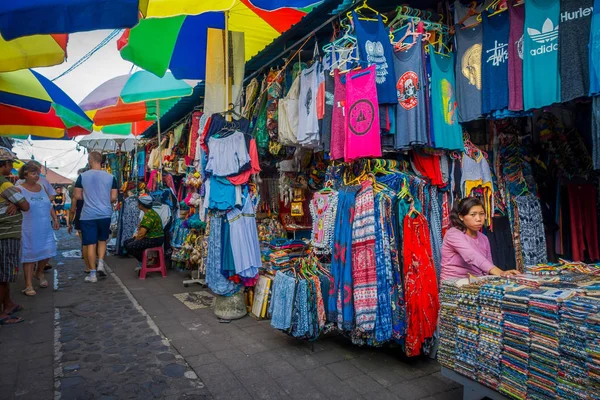 BALI, INDONESIA - 16 DE MARZO DE 2016: Vista de las actividades comerciales y comerciales del mercado principal en la ciudad de Ubud en la isla de Bali Indonesia — Foto de Stock