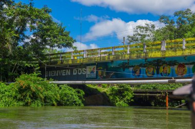 Cuyabeno, Ekvator - 16 Kasım 2016: Cuyabeno nehrin yanında, Cuyabeno Milli Parkı Ekvator askıya bir boru hattı ile köprüden