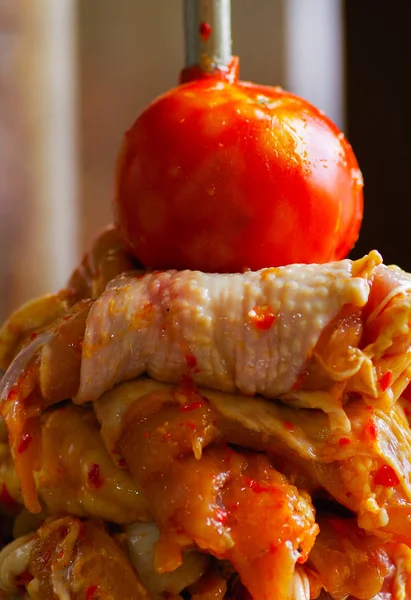 Close up of a delicious slabs of skewered fast food shawarma chicken and lamb meat turn side by side on a spit — Stock Photo, Image