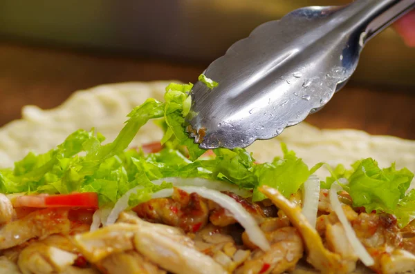 Delicious un-wrapped shawarma, with meat and vegetables — Stock Photo, Image