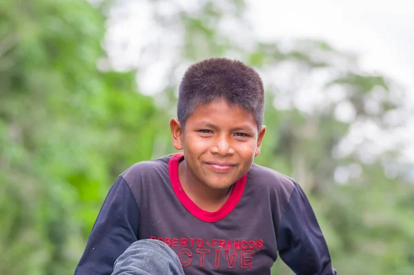 LAGO AGRIO, ECUADOR - 17 DE NOVIEMBRE DE 2016: Retrato de un joven indígena, de la comunidad de Siona dentro del Parque Nacional Cuyabeno, Sudamérica en Ecuador — Foto de Stock