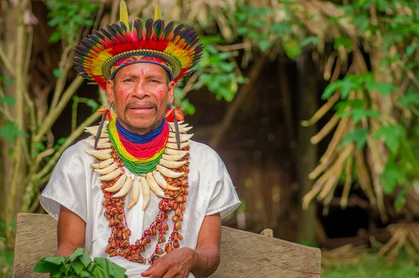 LAGO AGRIO, ECUADOR - 17 NOVEMBRE 2016: Siona sciamana in abito tradizionale con cappello di piuma in un villaggio indigeno nella Riserva Naturale di Cuyabeno — Foto Stock