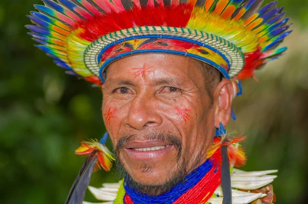 Lago Agrio, Ekvádor - 17 listopadu 2016: Portrét Siona šaman v tradičním kroji s kloboukem peří v domorodé vesnici v Cuyabeno Wildlife Reserve — Stock fotografie