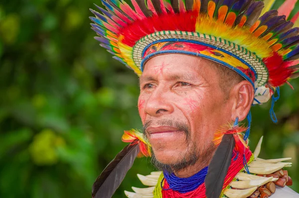 LAGO AGRIO, ECUADOR - NOVEMBER 17, 2016: Portrait of a Siona shaman in traditional dress with a feather hat in an indigenous village in the Cuyabeno Wildlife Reserve — Stock Photo, Image