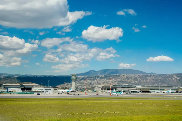 Aeropuerto en la isla de Baltra en las Galápagos en un hermoso día soleado — Foto de Stock