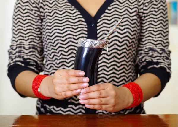 Femme tenant tasse mate traditionnelle avec paille métallique typique collant vers le haut, boisson récréative à base de plantes sud-américaine — Photo