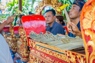 Bali, Endonezya - 05 Nisan 2017: tanımlanamayan oynayanlar bazı müzik aletleri Ubud Bali güzel tapınakta bir bina içinde yer alan Endonezya