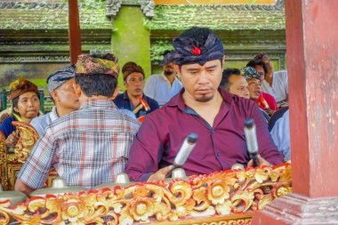 Bali, Endonezya - 05 Nisan 2017: tanımlanamayan oynayanlar bazı müzik aletleri Ubud Bali güzel tapınakta bir bina içinde yer alan Endonezya