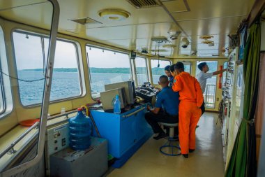 Bali, Endonezya - 05 Nisan 2017: Feribot Tekne pilot komut kabin Bali Endonezya birçok bir yardımcılar ile makineleri işletim Kaptan ile