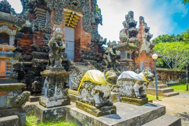 Bali, Endonezya - 05 Şubat 2017: Stoned heykel Pura Ulun Danu Bratan Tapınağı Bali Adası, Endonezya girin