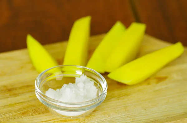 Sliced mango served with salt — Stock Photo, Image