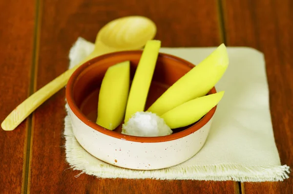 Mango en rodajas servido con sal — Foto de Stock