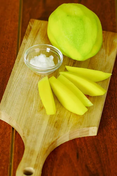 Plasterki mango serwowane z solą — Zdjęcie stockowe