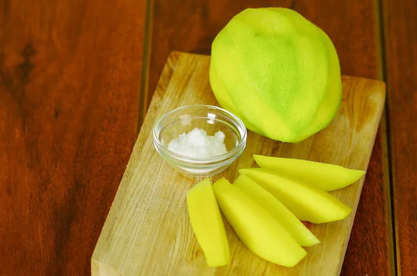 Plasterki mango serwowane z solą — Zdjęcie stockowe