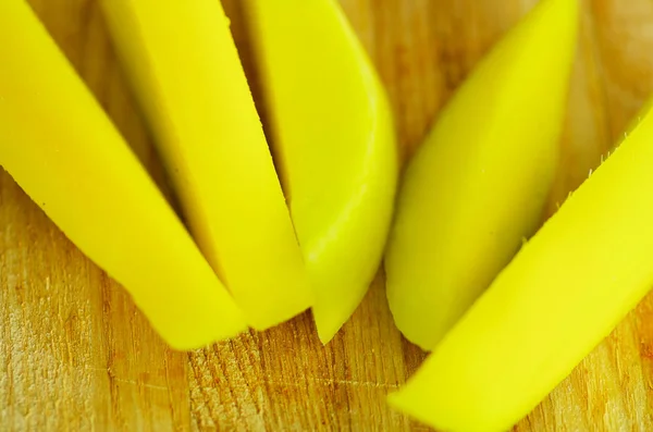 Szeletelt mango só tálalva — Stock Fotó