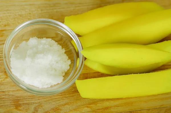 Нарізаний манго, подається з сіллю — стокове фото