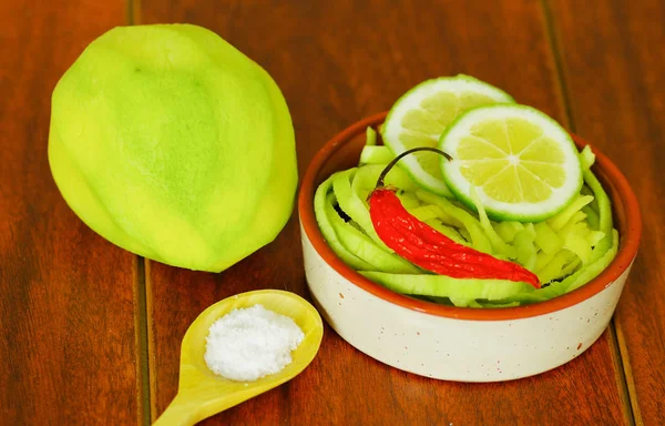 Φέτες μάνγκο που σερβίρεται με αλάτι σε ένα πιάτο — Φωτογραφία Αρχείου