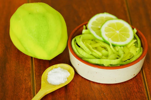 Mango en rodajas servido con sal en un plato — Foto de Stock