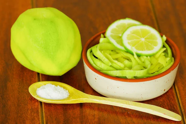 Mango en rodajas servido con sal en un plato — Foto de Stock