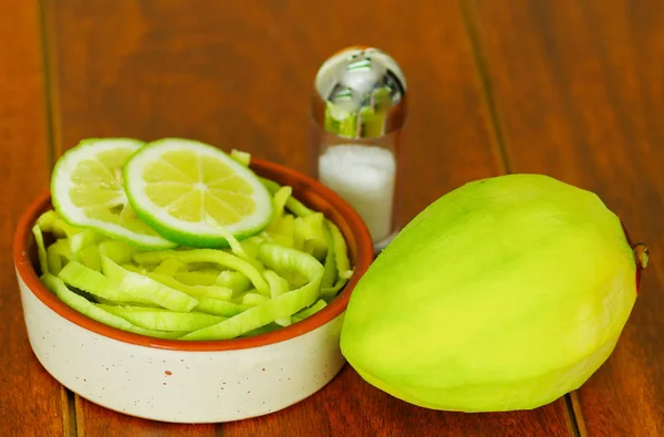 Mangue tranchée servie avec du sel dans une assiette — Photo