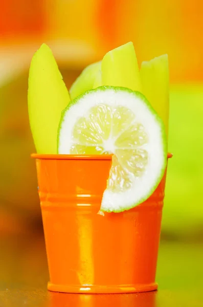 Plastik bir kap üzerinde limon ile servis mango dilimlenmiş — Stok fotoğraf