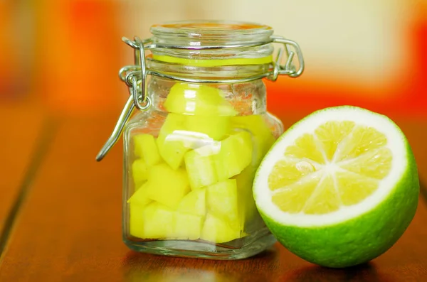 Mango tagliato a dadini in un barattolo servito con limone — Foto Stock