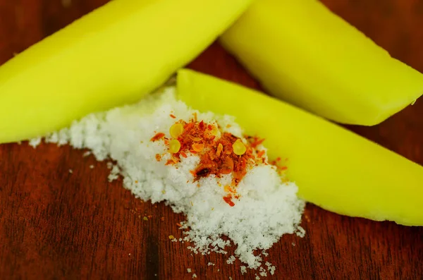 Mango en rodajas servido con sal — Foto de Stock
