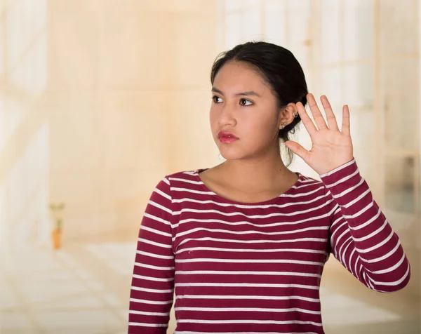 Jeune femme hispanique posant pour caméra montrant cinq doigts, concept de blessure — Photo