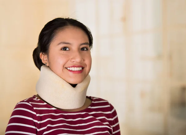 Headshot jonge Spaanse vrouw poseren dragen nek brace, gelukkig lacht om camera, letsel concept — Stockfoto