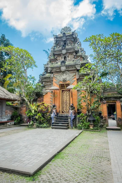 Bali, Indonesië - 05 April 2017: prachtige tempel in Ubud Bali gelegen in Indonesië — Stockfoto