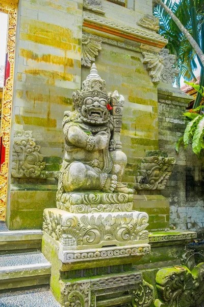 BALI, INDONESIA - APRIL 05, 2017: Beautiful stone statue in Ubud temple in Bali, Indonesia — Stock Photo, Image