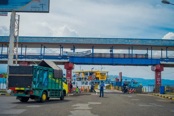 BALI, INDONESIA - 05 DE ABRIL DE 2017: Personas no identificadas que trabajan en el puerto de Banyuwangi Gilimanuk, ubicado en Ubud, Indonesia — Foto de Stock