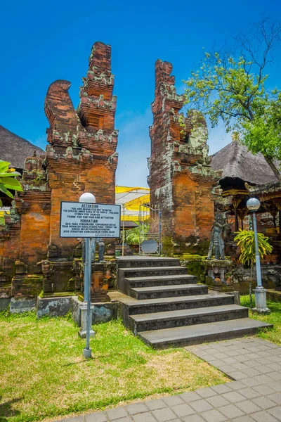 Bali, Indonésie - 05 března 2017: Gate Pura Ulun Danu Bratan temple na ostrově Bali, Indonésie — Stock fotografie