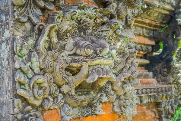 バリ島、インドネシアのプラ ・ ウルン ・ ダヌ ・ ブラタン寺院を入力してくださいバリ島, インドネシア - 2017 年 3 月 5 日: 石像 — ストック写真