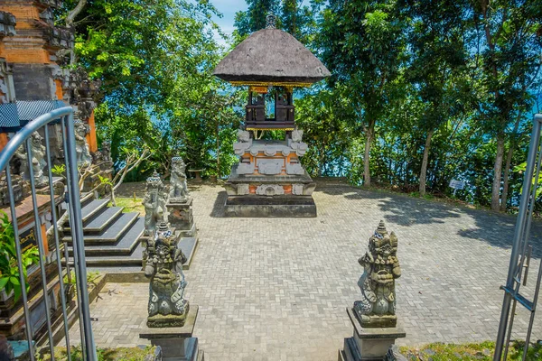 Bali, Endonezya - 05 Şubat 2017: Stoned heykeller Pura Ulun Danu Bratan girin olduğunu büyük bir Shivaite ve su tapınak Bali Adası, Endonezya — Stok fotoğraf
