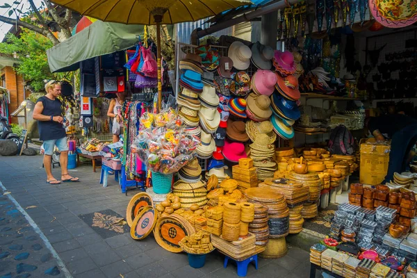 BALI, INDONESIA - 16 DE MARZO DE 2016: Vista de las actividades comerciales y comerciales del mercado principal en la ciudad de Ubud en la isla de Bali Indonesia — Foto de Stock