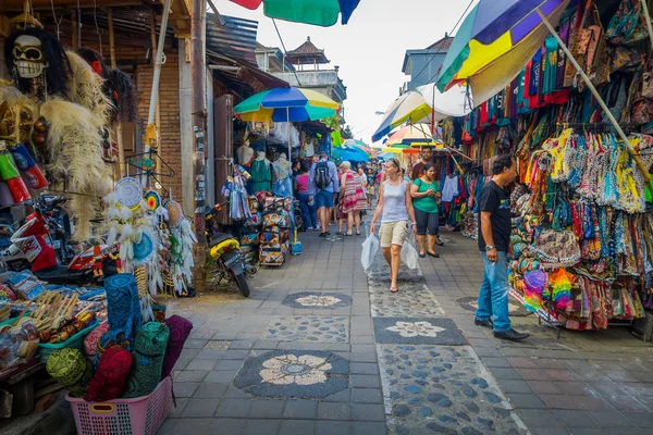 BALI, INDONESIA - 16 DE MARZO DE 2016: Vista de las actividades comerciales y comerciales del mercado principal en la ciudad de Ubud en la isla de Bali Indonesia — Foto de Stock