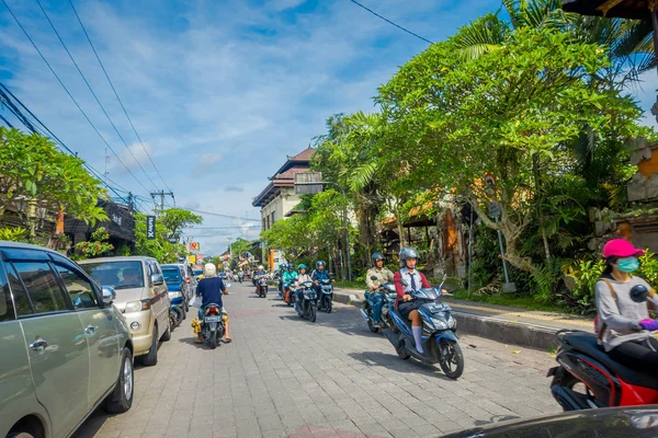 Bali, indonesien - 05 april 2017: motorradfahrer unterwegs in ubud, bali — Stockfoto